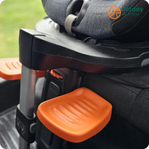 Verbindung Eine Fußstütze mit einem Sitz mit Untergestell und Stützbein ist möglich – sehen Sie, wie einfach das mit der OKIDAY-Fußstütze für Kinderautositze ist. width=