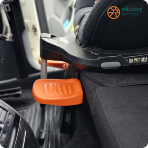 Verbindung Eine Fußstütze für einen Autositz mit einem Sitz mit Untergestell und Stützbein ist möglich – sehen Sie, wie einfach das mit der OKIDAY-Fußstütze für Kinderautositze ist. width=