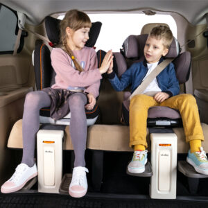 Zadowolone dzieci w foteliku samochodowym i podnóżkiem do fotelika dla dziecka