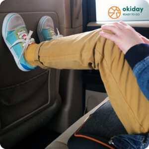 brak podparcia nóg dziecka podczas jazdy w foteliku samochodowym